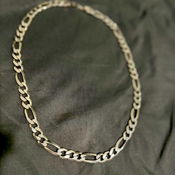 10.8mm 26 inch sterling silver chain in great condition and style (fígaro) (925)